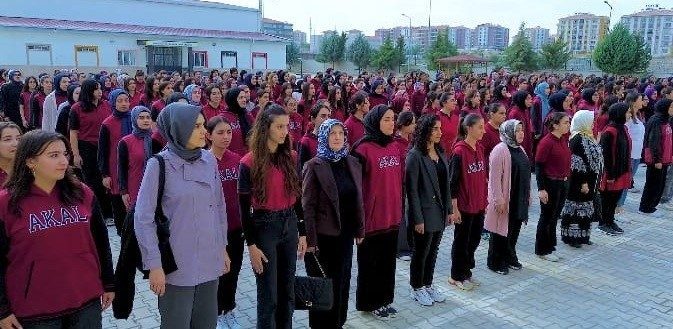 Malatya’da, Cumhuriyet Bayramı dolayısıyla Atatürk Kız Anadolu Lisesi’nde anlamlı bir