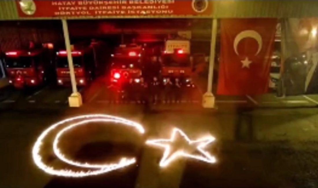 Hatay’da itfaiye ekipleri, 29 Ekim Cumhuriyet Bayramı’nı alevlerle oluşturdukları ay