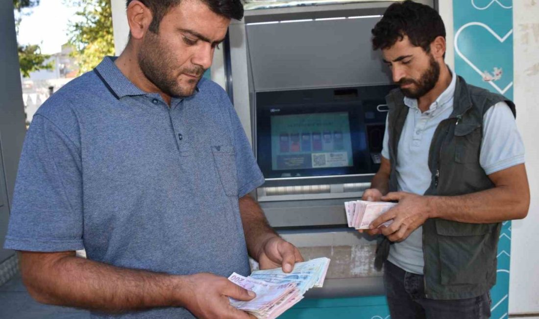 ATM’de buldukları paranın sahibini arıyorlar Şanlıurfa’nın Siverek ilçesinde iki genç, ATM’de buldukları yüklü miktardaki parayı
