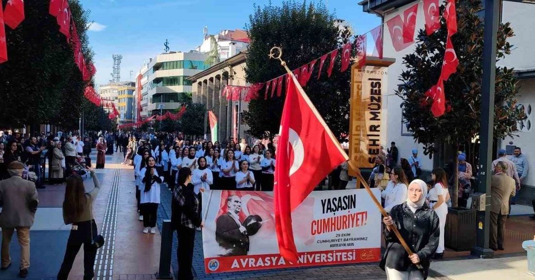 Avrasya Üniversitesi, 29 Ekim Cumhuriyet Bayramı etkinliklerini Trabzon Maraş Caddesi’nde