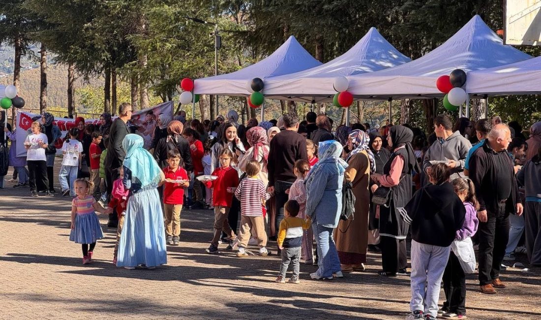 Ordu’nun Aybastı ilçesinde bulunan Merkez İlkokulu ve Atatürk Ortaokulu, Filistin
