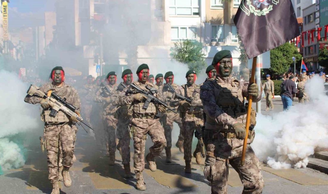 Aydın’da Cumhuriyetin kuruluşunun 102. yıl dönümü dolayısıyla kutlama programı düzenlendi.