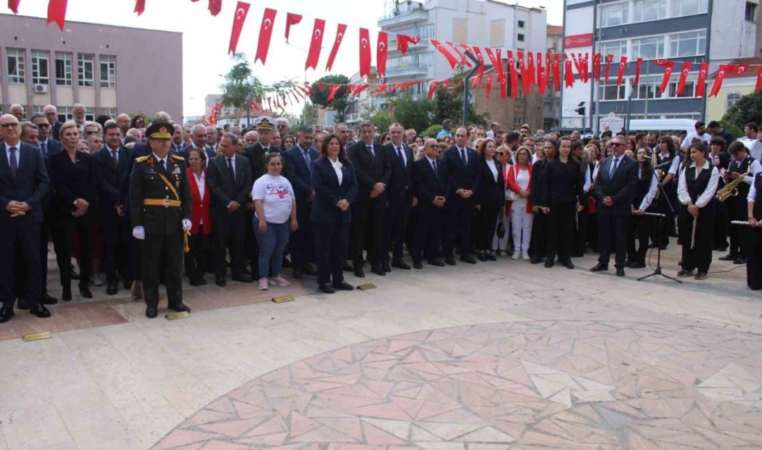 Aydın’da Cumhuriyetin kuruluşunun 102.yıl dönümü dolayısıyla çelenk sunma töreni düzenlendi.