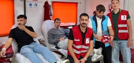 Aydın’ın Yenipazar ve Karacasu ilçesinde yurtlarda kalan öğrenciler kan bağışında