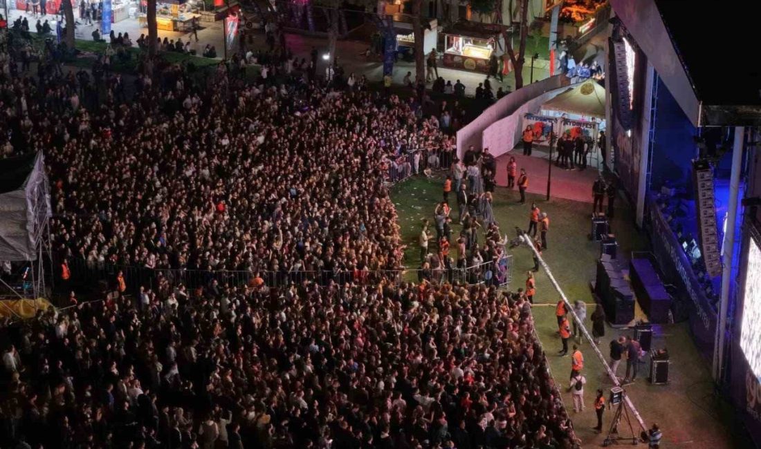 Aydın Büyükşehir Belediyesi tarafından düzenlenen Aydınfest Gençlik Festivali, renkli görüntüler