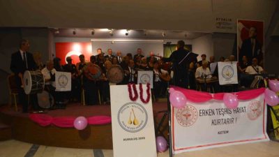 Balıkesir’in Ayvalık ilçesinde 1-6 Ekim Kanser Haftası nedeniyle düzenlenen gecede,