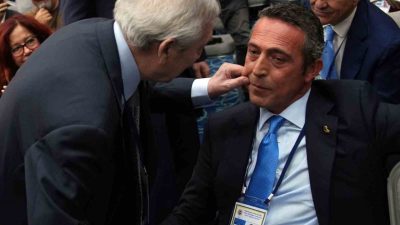 Fenerbahçe eski başkanları Aziz Yıldırım ile Ali Koç arasında, kürsü