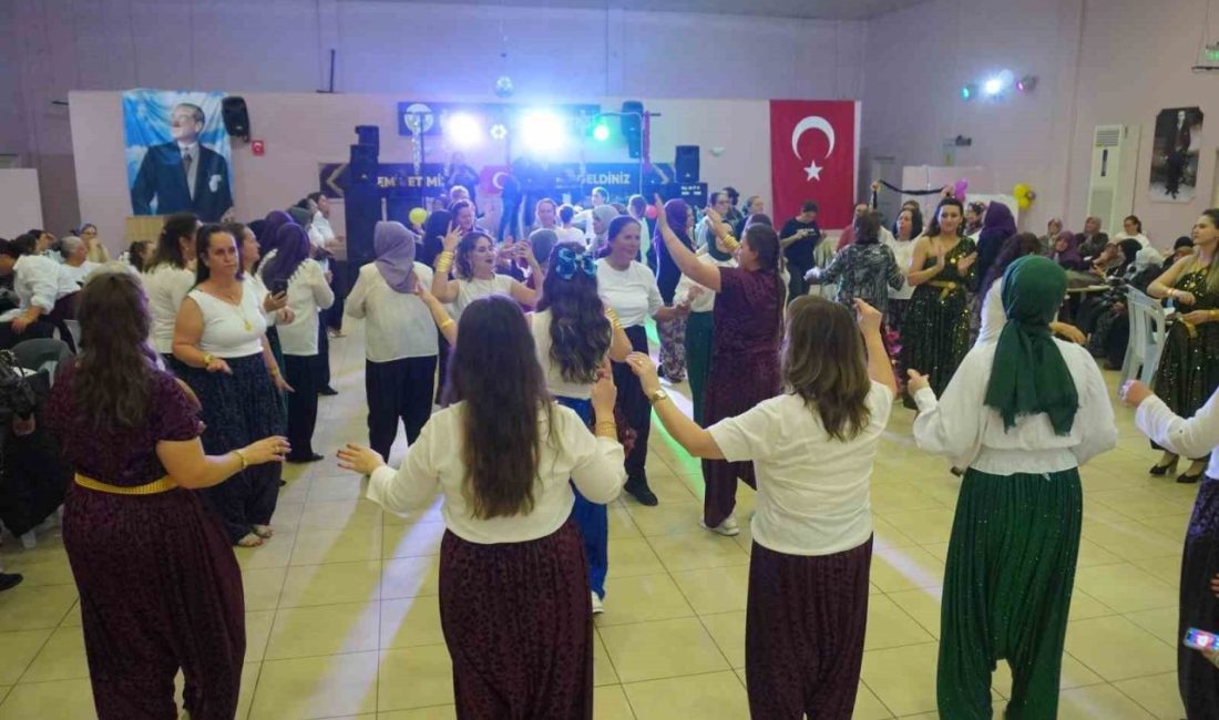 Kırklareli’nin Babaeski ilçesinde düzenlenen “Şalvar Gecesi” etkinliğinde rengarenk şalvarlar giyen