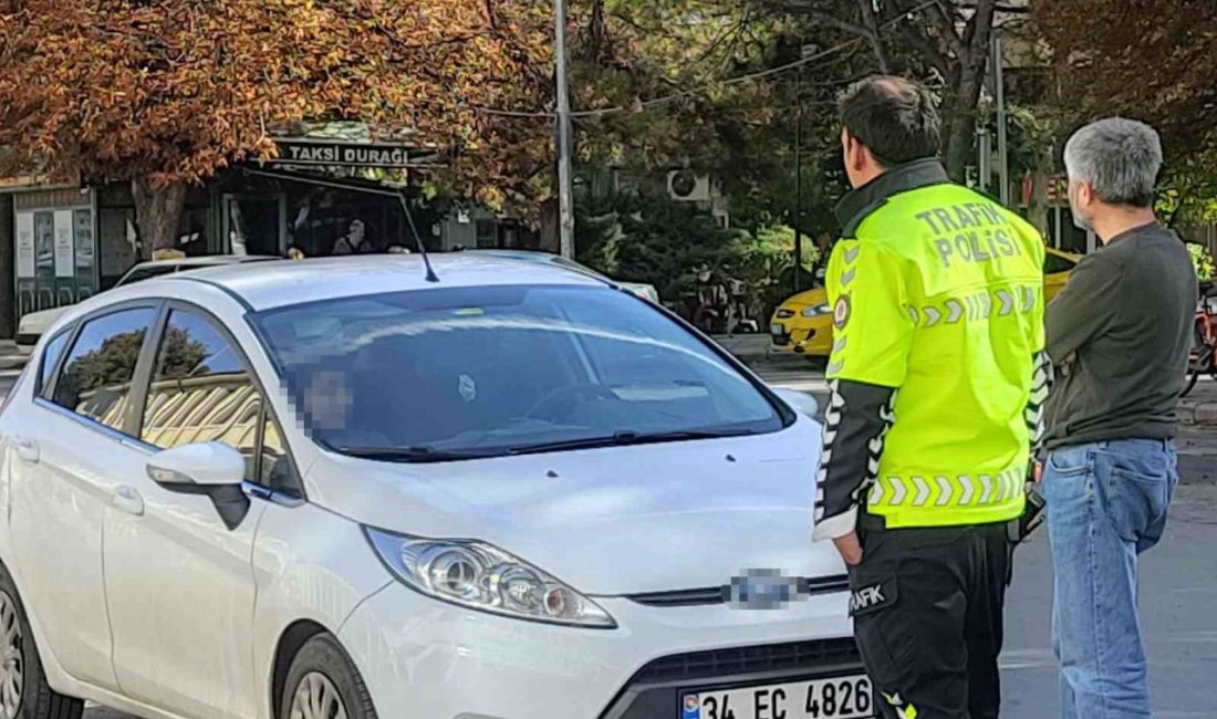 Eskişehir’deki bir caddede seyir halindeki araçta bir babanın otizmli oğlunu