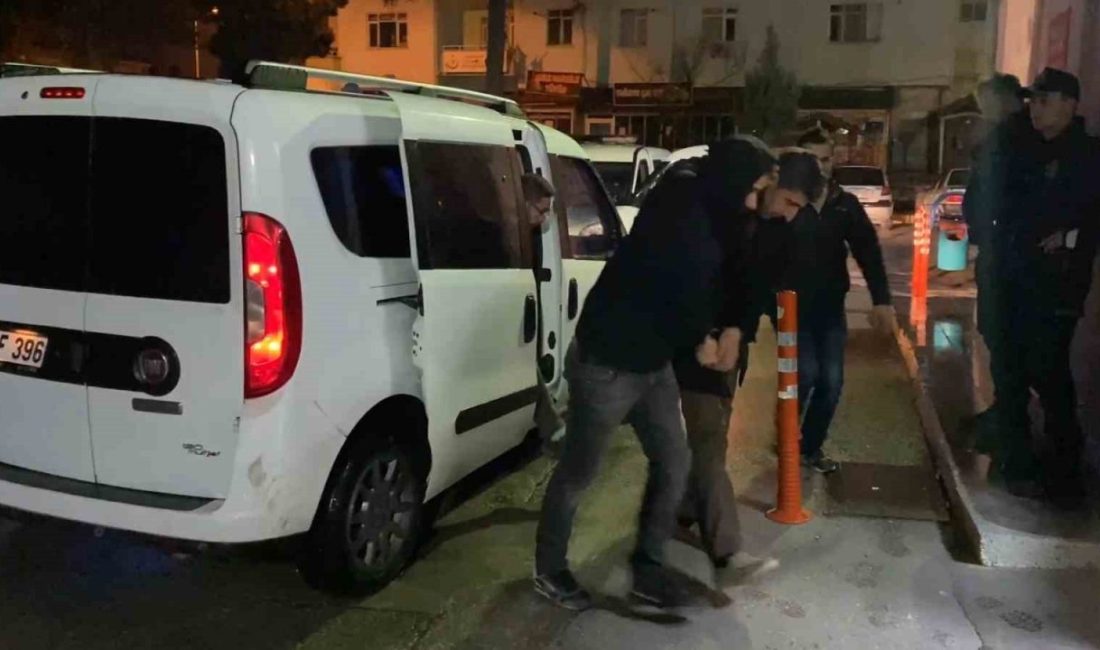 Babasını öldürüp kaçtı, polisin operasyonuyla yakalandı Çorum’da tartıştığı babasını tüfekle öldüren zanlı, olayın ardından kaçtığı Kırıkkale’nin