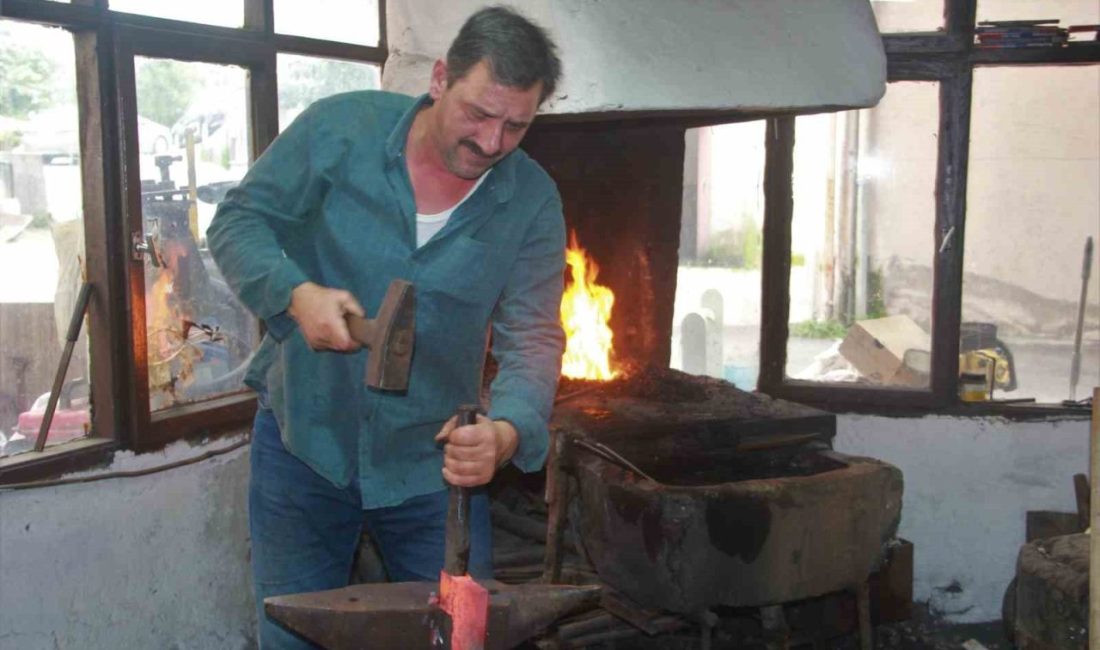 Ordu’da körük ocağının başında dövülen demirden tarım aletleri üreten Cemil