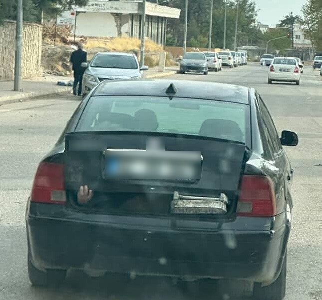 Adıyaman’da bir otomobilin bagajından çıkan el görenleri şaşkına çevirdi. Seyir