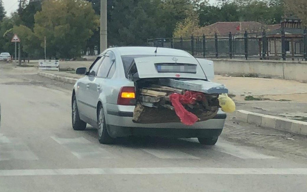 Bagajı kereste dolu araç trafiği tehlikeye attı Eskişehir’de bir otomobilin bagajına yüklenen keresteler trafiği tehlikeye attı. Alpu
