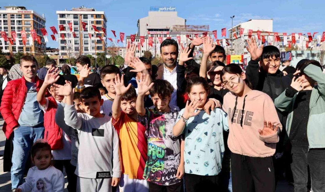 Bağcılar Belediyesi’nin ev sahipliğinde düzenlenen Gençlik ve Spor Festivali’nde katılımcılar,