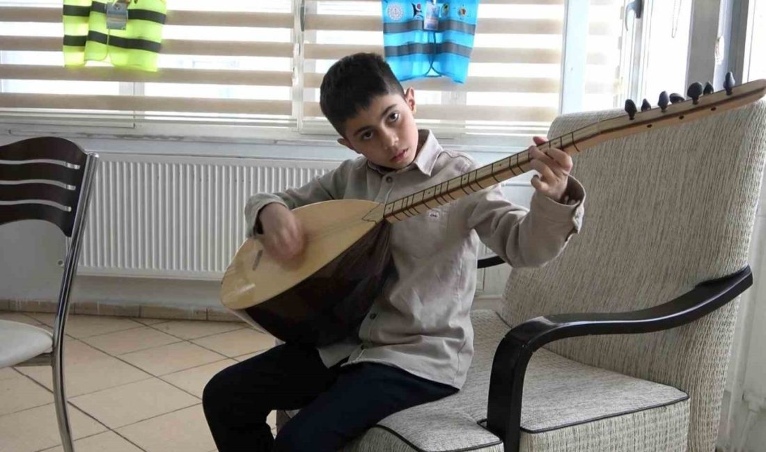 Isparta’da 6 yaşından beri bağlama çalan 11 yaşındaki küçük müzisyen,