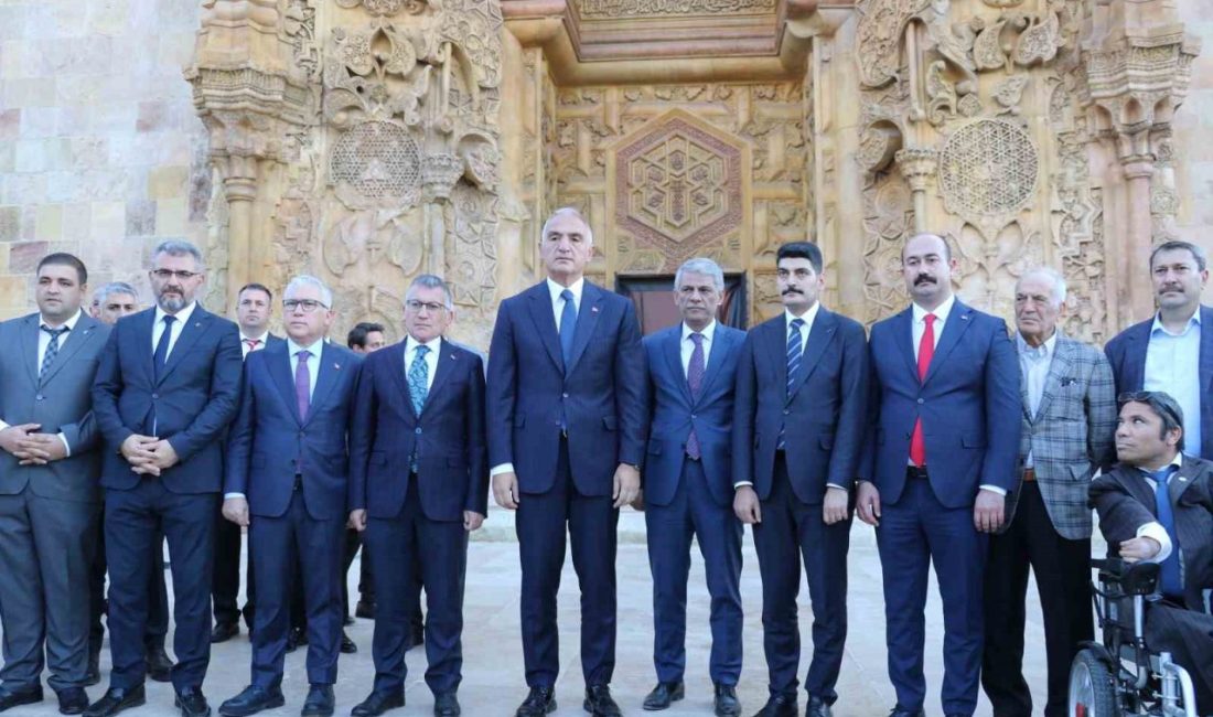 Bakan Ersoy, Divriği Ulu Camii ve Darüşşifası’nı ziyaret etti, tescilli Divriği pilavından tattı Kültür ve Turizm Bakanı Mehmet Nuri Ersoy, UNESCO tarafından Türkiye’de