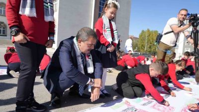 Milli Eğitim Bakanı Yusuf Tekin, Biz insanlığa hizmet edecek, insani