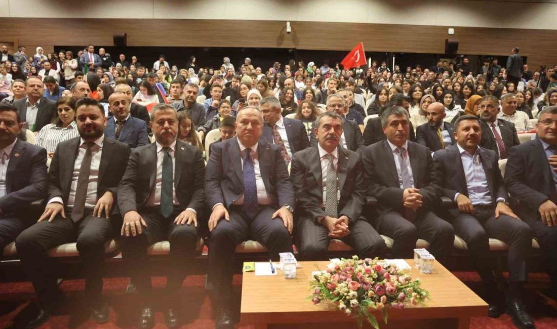 Bakan Tekin: “Gençlerimize vatan sevgisini sanatla göstermek istiyoruz” Milli Eğitim Bakanı Yusuf Tekin, “Çocuklarımıza ve gençlerimize bu ülke