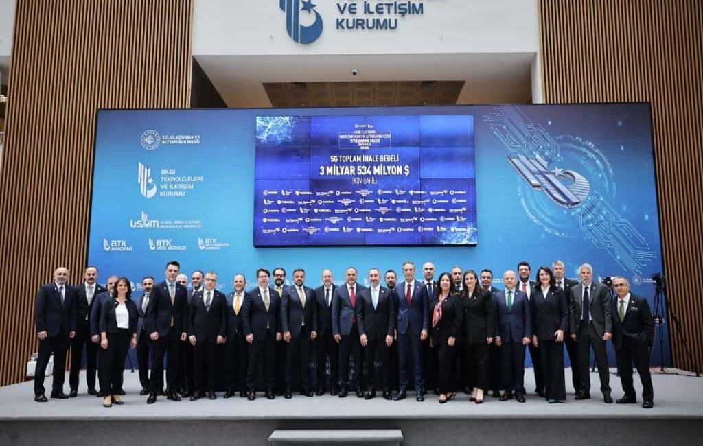 Bakan Uraloğlu: “Türkiye’yi iletişimde ileriye taşıyacak 5G ihalemizi gerçekleştirdik” Ulaştırma ve Altyapı Bakanı Abdulkadir Uraloğlu, “Türkiye’yi iletişimde daha da