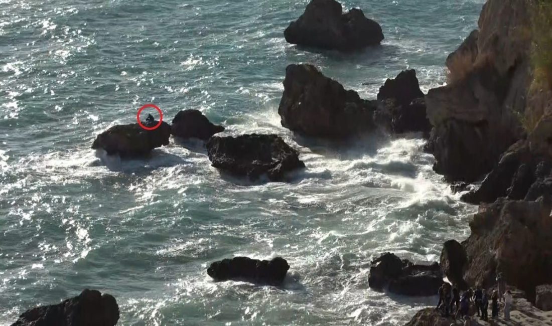 Antalya’da kayalık alanda balık tutarken aniden yükselen dalgalar nedeniyle mahsur