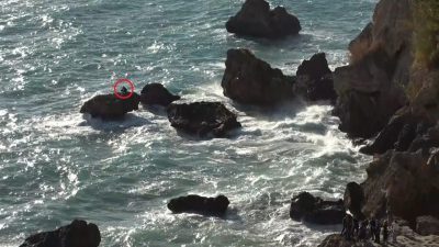 Antalya’da kayalık alanda balık tutarken aniden yükselen dalgalar nedeniyle mahsur