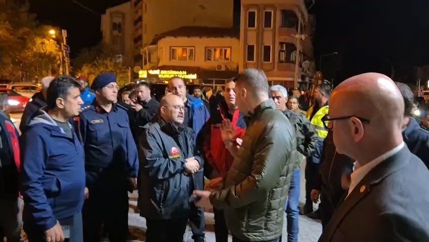 Balıkesir Valisi İsmail Ustaoğlu, Sındırgı merkezli meydana gelen 6.1 büyüklüğündeki