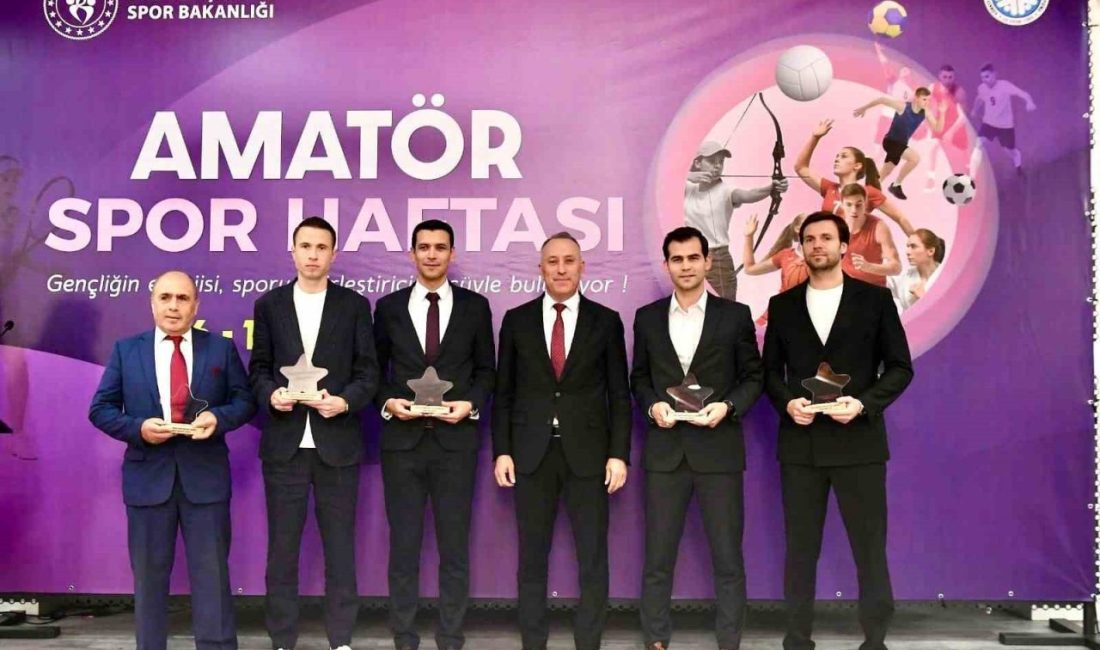 Balıkesir’de Amatör Spor Haftası “Sporun En’leri” ödül töreni ile sona erdi Balıkesir’de sporun yıldızları “Sporun En’leri Ödül Töreni”nde buluştu. Balıkesir Valiliği