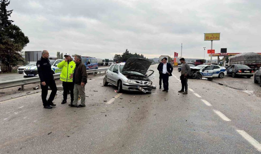 Balıkesir’de polis aracı otomobille çarpıştı: 3 yaralı Balıkesir’de polis aracının otomobille çarpışması sonucu 1’i polis memuru 3