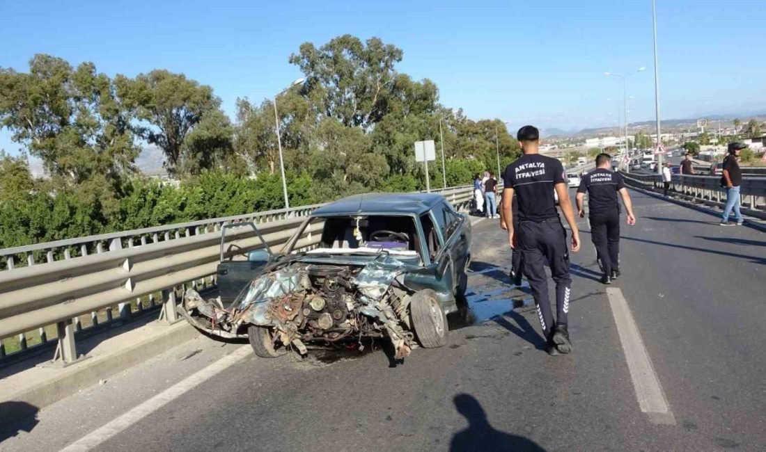 Antalya’nın Manavgat ilçesinde sürücüsünün direksiyon hakimiyetini kaybettiği Tofaş otomobil bariyerlere