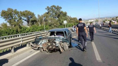 Antalya’nın Manavgat ilçesinde sürücüsünün direksiyon hakimiyetini kaybettiği Tofaş otomobil bariyerlere