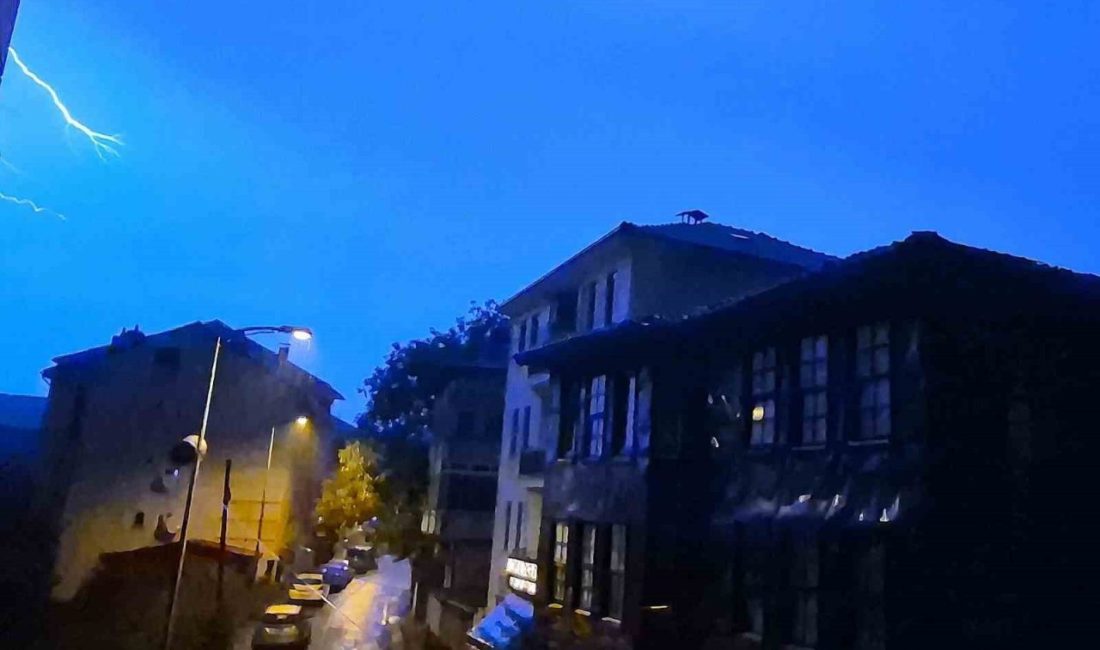 Bartın’da gece saatlerinde başlayan gök gürültülü sağanak yağış sırasında çakan