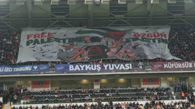 Başakşehir taraftarları, İsrail’in Mescid-i Aksa ve Filistin halkına yönelik saldırılarını