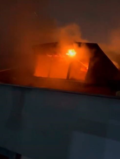 İstanbul Başakşehir’de gece saatlerinde 4 katlı bir binanın çatı katında