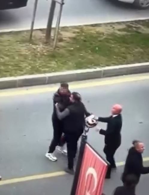 İstanbul’un Başakşehir ilçesinde trafikte iki sürücü arasında çıkan tartışma kavgaya