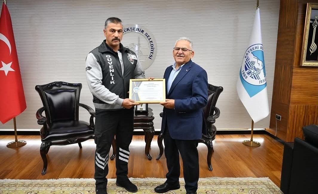 Başkan Büyükkılıç, genç kızı tramvay altında kalmaktan kurtaran güvenlik görevlisini ödüllendirdi Büyükşehir Belediye Başkanı Memduh Büyükkılıç, gösterdiği hızlı refleksle genç kızı
