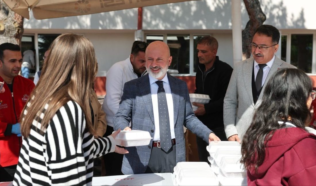 Başkan Çolakbayrakdar: “Gençlerimizin gücüyle geleceğin Türkiye’sini inşa ediyoruz” Kocasinan Belediye Başkanı Ahmet Çolakbayrakdar, Erkilet Generalemir Mahallesi’nde bulunan Cemal