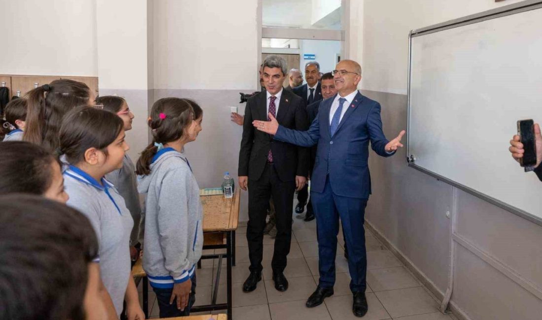 Malatya Büyükşehir Belediye Başkanı Sami Er, ziyaret etitği Mevlânâ Ortaokulu’nda