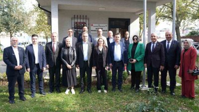 Osmangazi Belediye Başkanı Erkan Aydın, cuma namazı çıkışı mahalle ziyaretlerini