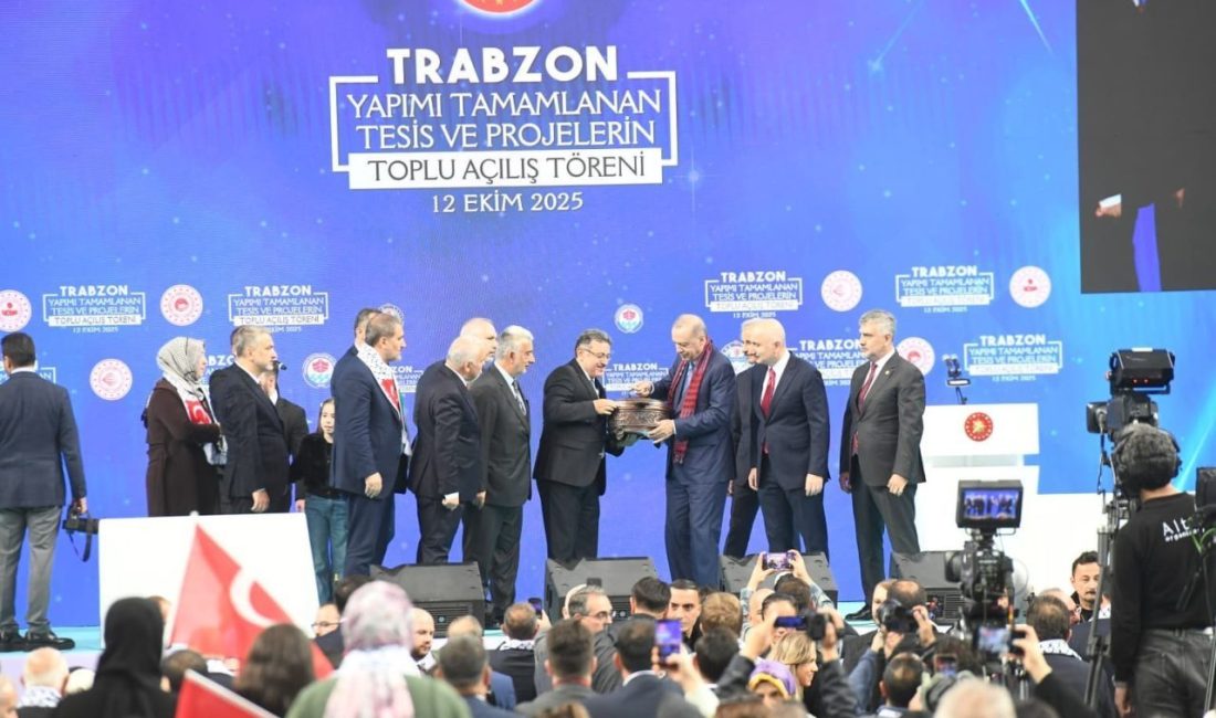 Başkan Genç: “Trabzonumuzu hizmetlerle donatmaya devam edeceğiz” Cumhurbaşkanı Recep Tayyip Erdoğan’ın Trabzon’da gerçekleştirdiği toplu açılış töreninde konuşan