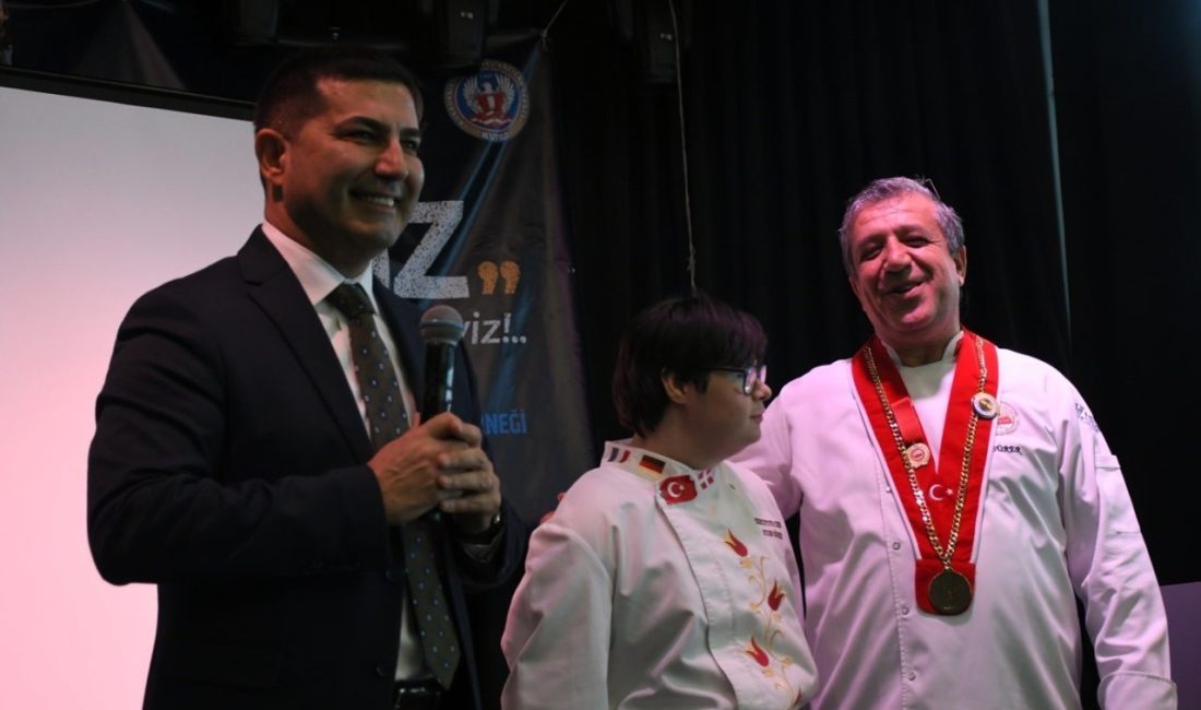 Kuşadası Profesyonel Aşçılar Derneği’nin (KUPAD) yılsonu değerlendirme toplantısında konuşan Belediye