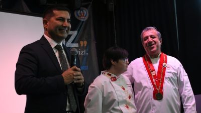 Kuşadası Profesyonel Aşçılar Derneği’nin (KUPAD) yılsonu değerlendirme toplantısında konuşan Belediye