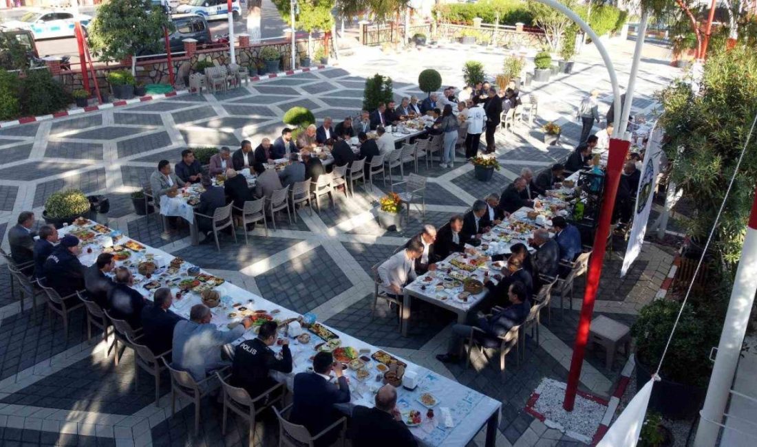 Başkan Özel, muhtarlarla kahvaltıda bir araya geldi Bozdoğan’da Muhtarlar Günü dolayısıyla düzenlenen çelenk töreninin ardından Bozdoğan Belediye