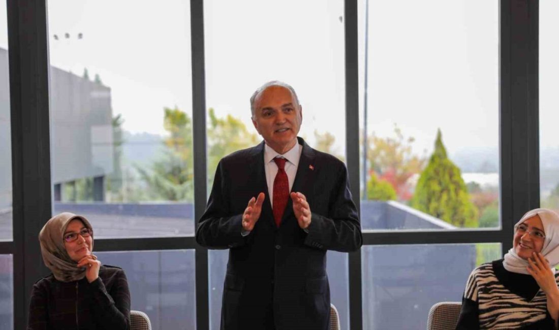 Gençlerle bir araya gelen Düzce Belediye Başkanı Dr. Faruk Özlü,