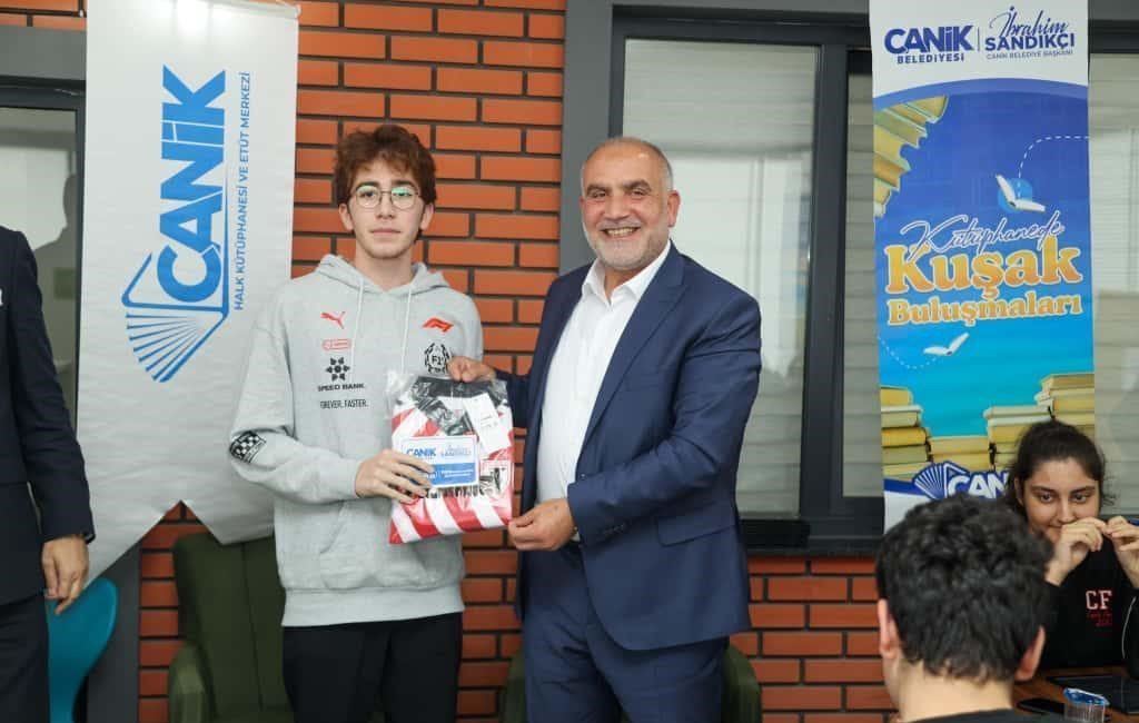 “Kütüphanede Kuşak Buluşmaları” programıyla öğrencilerle bir araya gelen Canik Belediye