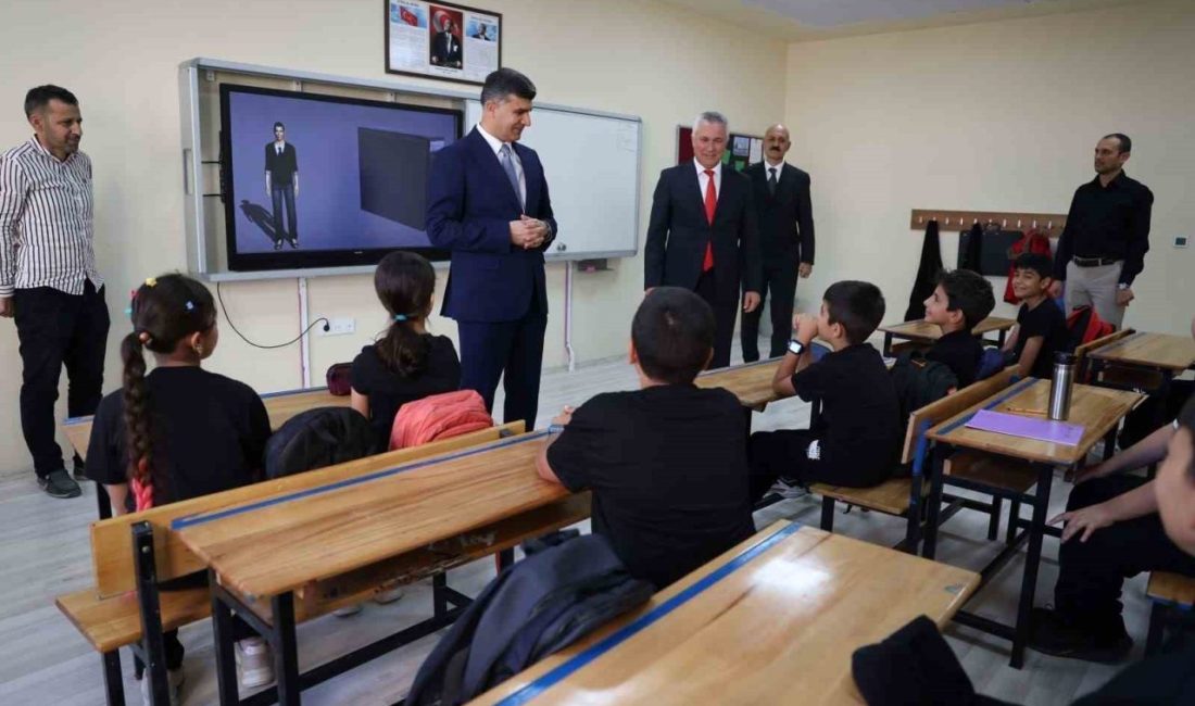 Akdeniz Kaymakamı ve Belediye Başkan Vekili Zeyit Şener, okulların açıldığı