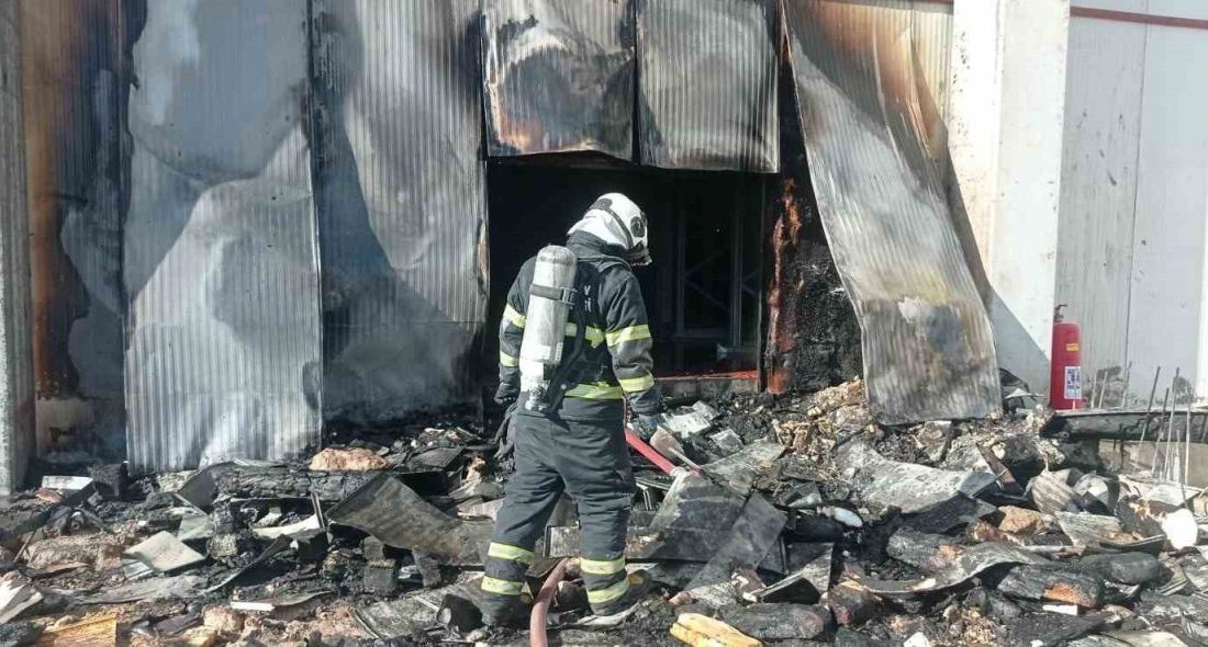 Batman’da bir dondurma fabrikasında kaynak sırasında sıçrayan kıvılcımlar yangına neden