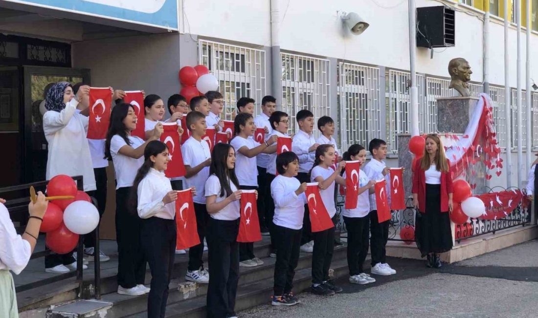 Eskişehir’de bulunan Battalgazi Ortaokulu öğretmenleri ve öğrencileri Cumhuriyetin Kuruluşunun 102’inci