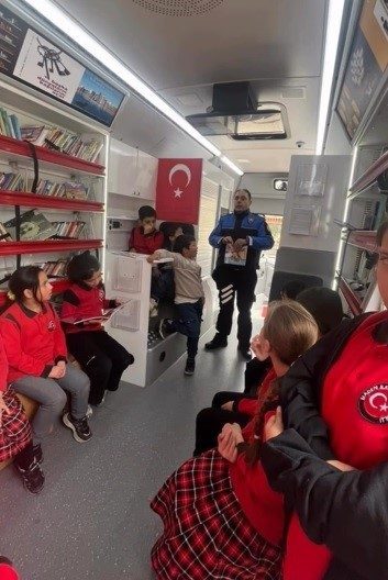 Bayburt’ta gezici kütüphane köyleri gezmeye devam ediyor. Kütüphane Hizmetleri ve