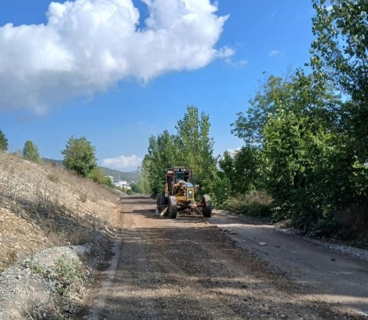 Bilecik’in Bayırköy beldesinde, arazi yollarında yapılan bakım ve iyileştirme çalışmalarıyla