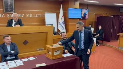 Bayrampaşa Belediye Meclisi, yolsuzluk soruşturması kapsamında tutuklanan ve görevden uzaklaştırılan